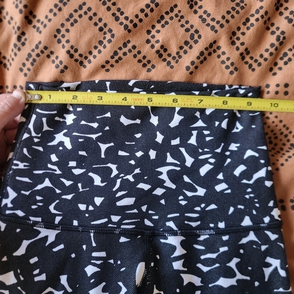 EUC Lululemon Wunder Under Tight Shadow Wrap Black White Flower Tight Legging 2 - Picture 10 of 13